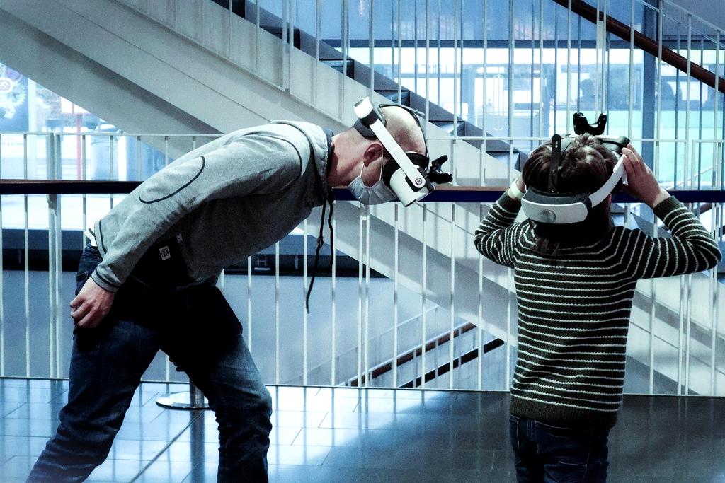 Immersive holographic environment with floating interfaces