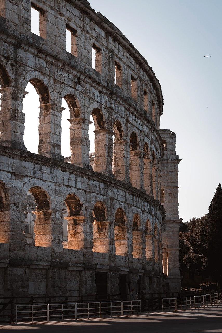 Holographic esports arena with quantum processing